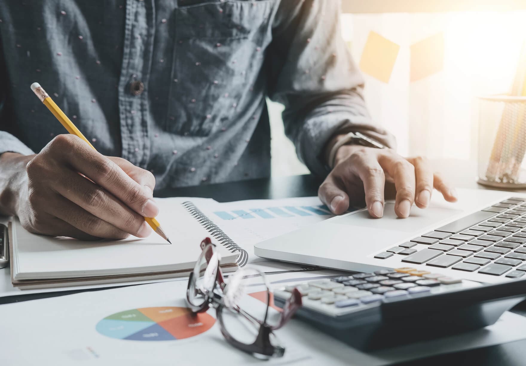 how-to-pay-independent-contractors-featured