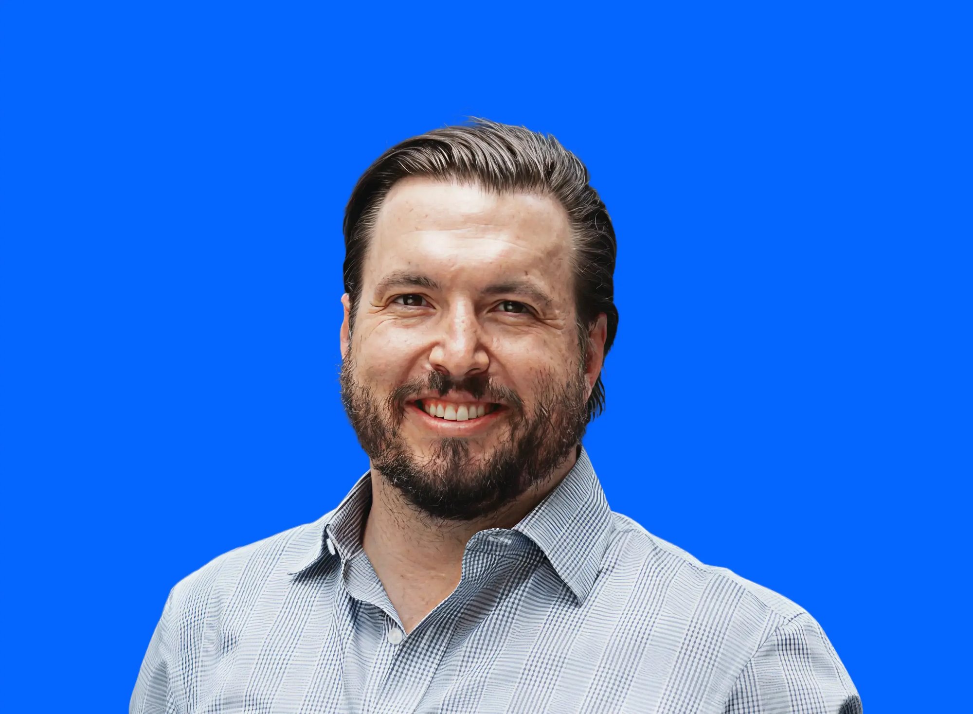 luke-mckinlay-fountain-profile-picture-blue-bg@2x